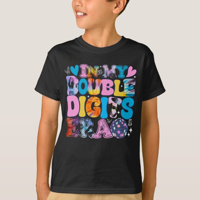 Camiseta Na Minha Era De Dígitos Duplos, Um Aniversário Eng (Frente)