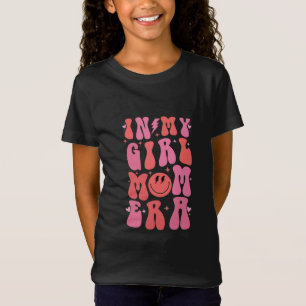 Camiseta Na Minha Era de Mãe de Menina Retro Groovy Dia das