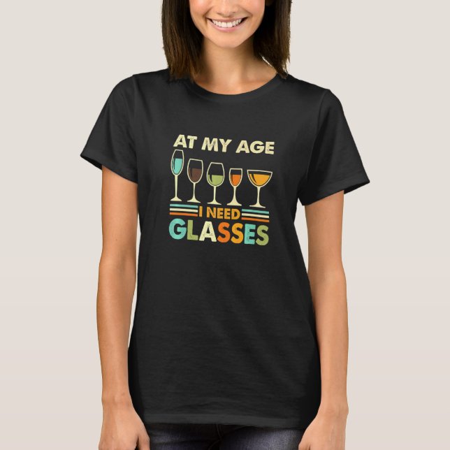 Camiseta Na Minha Idade Preciso De Óculos De Bebendo (Frente)