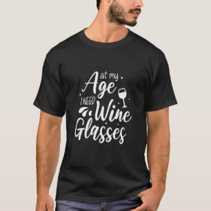 Camiseta Na Minha Idade Preciso De Óculos De Vinho, Mulhere