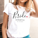 Camiseta Na moda Bride Wedding<br><div class="desc">O presente perfeito para qualquer noiva, a design divertida e moderna apresenta um roteiro de tipografia na moda com "Noiva" com pequenos e fofos cheios de coração de amor vermelho. A design é fácil de personalizar com seu nome e data de casamento estabelecida e será a manutenção perfeita do seu...</div>