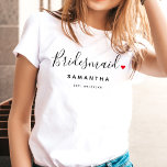 Camiseta Na moda Bridesmaid Wedding<br><div class="desc">O presente perfeito para qualquer dama de honra, a divertida e moderna design apresenta um roteiro de na moda-tipografia "Bridesmaid" com pequenos e fofos cheios de coração de amor. A design é fácil de personalizar com um nome e data de casamento estabelecida e será a perfeita manutenção do seu dia...</div>