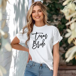Camiseta Na moda com letra de tipografia de pincel "Noiva d<br><div class="desc">Trendy e design de festas de chic bridal em uma bela fonte de roteiro.</div>
