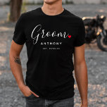 Camiseta Na moda Groom Wedding<br><div class="desc">O presente perfeito para qualquer noivo, a design divertida e moderna apresenta um roteiro de tipografia de na moda com "Groom" com pequenos e fofos cheios de coração de amor. A design é fácil de personalizar com seu nome e data de casamento estabelecida e será a manutenção perfeita do seu...</div>