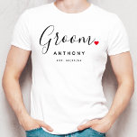 Camiseta Na moda Groom Wedding<br><div class="desc">O presente perfeito para qualquer noivo, a design divertida e moderna apresenta um roteiro de tipografia de na moda com "Groom" com pequenos e fofos cheios de coração de amor. A design é fácil de personalizar com seu nome e data de casamento estabelecida e será a manutenção perfeita do seu...</div>