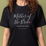 Camiseta Na moda Mãe Do Casamento Da Noiva<br><div class="desc">O presente perfeito para qualquer mãe da noiva, a design divertida e moderna apresenta a letra do roteiro de tipografia na moda com a letra "Mãe da Noiva" com um pequeno e bonito cheio vermelho para o coração. A design é fácil de personalizar com um nome e data de casamento...</div>