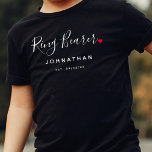 Camiseta Na moda Ring Bearer Wedding<br><div class="desc">O presente perfeito para qualquer portador de anéis, a design divertida e moderna apresenta um roteiro de tipografia de na moda com "Ring Bearer" com pequenos e fofos cheios de coração de amor vermelho para. A design é fácil de personalizar com um nome e data de casamento estabelecida e será...</div>