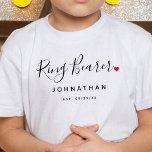 Camiseta Na moda Ring Bearer Wedding<br><div class="desc">O presente perfeito para qualquer portador de anéis, a design divertida e moderna apresenta um roteiro de tipografia de na moda com "Ring Bearer" com pequenos e fofos cheios de coração de amor vermelho para. A design é fácil de personalizar com um nome e data de casamento estabelecida e será...</div>