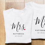Camiseta Na moda Sobrenome Personalizado e Casamento de Dat<br><div class="desc">O dom perfeito para qualquer noiva ser, a design moderna e divertida apresenta um roteiro de tipografia de na moda com "Sra." com pequenos e bonitos cheios de coração de amor. O design é fácil de personalizar com seu sobrenome e data estabelecida e será a perfeita manutenção do seu dia...</div>