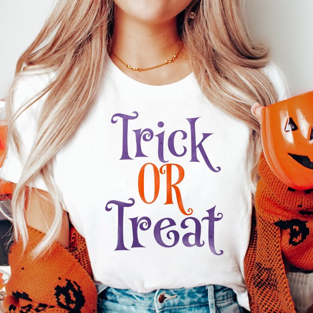 Camiseta Na moda Trick ou Treine Purple e Orange Halloween (Stylish Trick or Treat Purple and Orange Halloween T-Shirt)