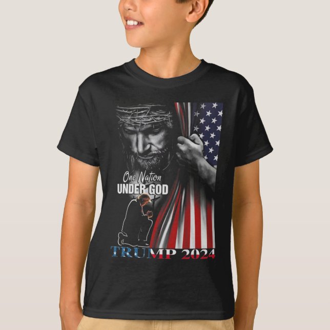 Camiseta Nação Sob Deus Trump 2024 Bandeira de Deus America (Frente)
