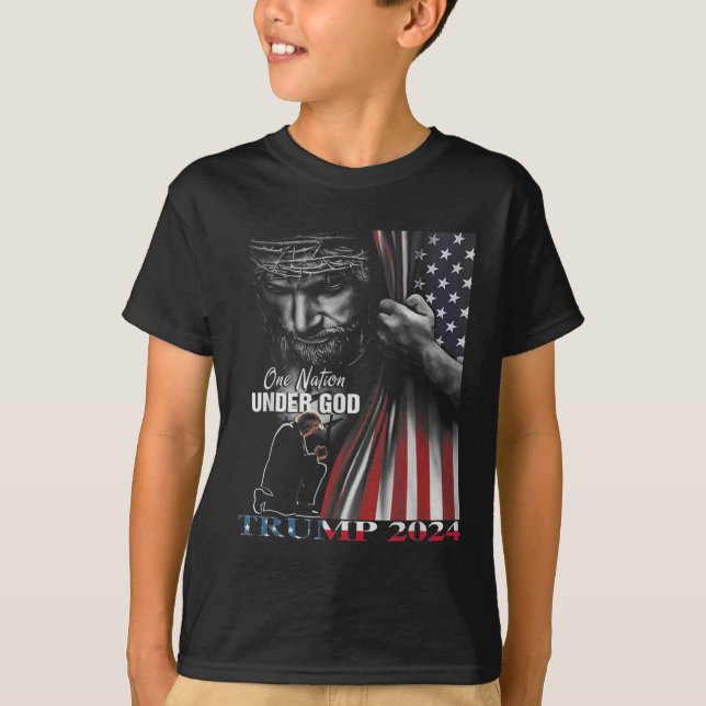 Camiseta Nação Sob Deus Trump 2024 God American Flag 1 (Frente)