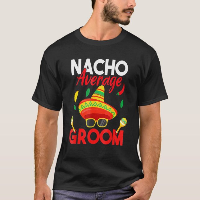 Camiseta Nacho Média de Bigode Enfrenta Homens Sombrios (Frente)