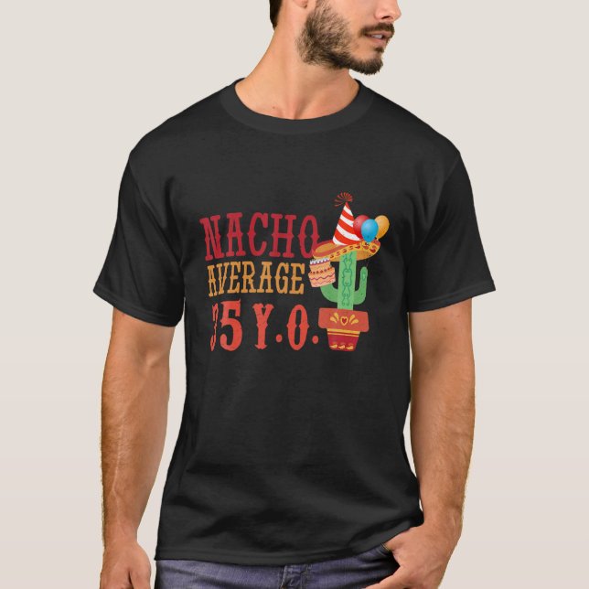Camiseta Nacho Média Idade Média 35 Anos Nascer Cinco Feliz (Frente)