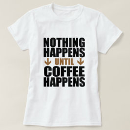 Camiseta Nada Acontece Até O Café Acontecer