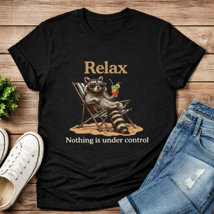 Camiseta Nada Está Sob Controle Divertido Raccoon Relaxado