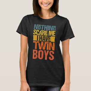 Camiseta Nada Me Assusta Eu Tenho Garotos Gêmeos Retro Pais