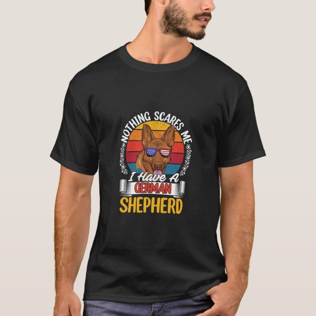 Camiseta Nada Me Assusta Eu Tenho Um German shepherd (Frente)
