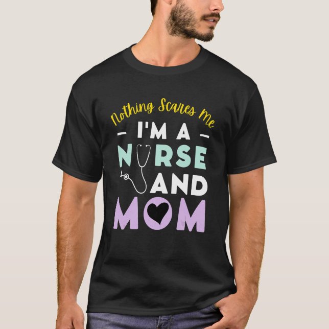 Camiseta Nada me assusta, sou enfermeira e mãe Dia de as mã (Frente)