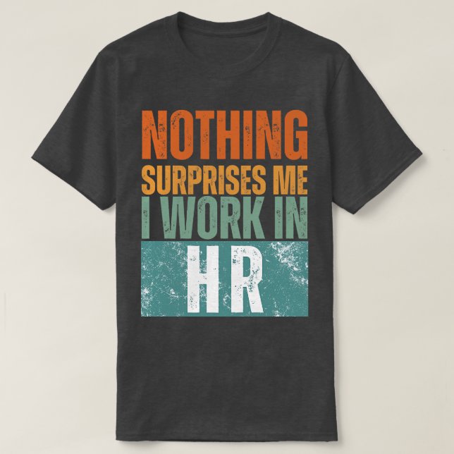 Camiseta Nada Me Surpreende Que Eu Trabalhe No HR 14 (Frente do Design)