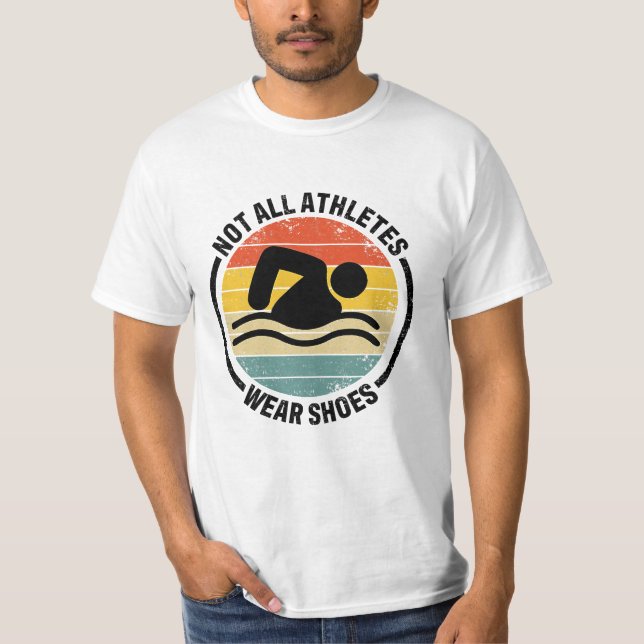 Camiseta Nadador Nem Todos Atletas Vestem Calçados Nadando  (Frente)