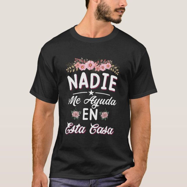 Camiseta Nadie Me Ayuda En Esta Casa Spanish Mom Mothers Da (Frente)