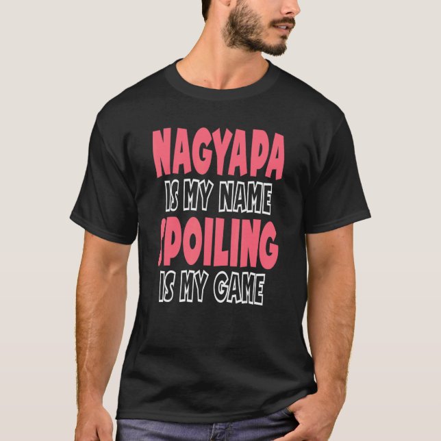 Camiseta Nagyapa É O Meu Nome A Estragar É O Meu Jogo (Frente)