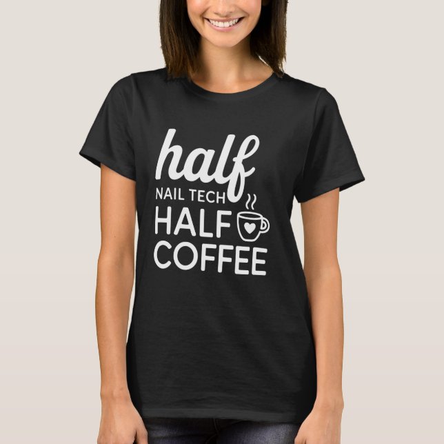 Camiseta Nail Tech Half Coffee Engraçado Nail Technician Ma (Frente)