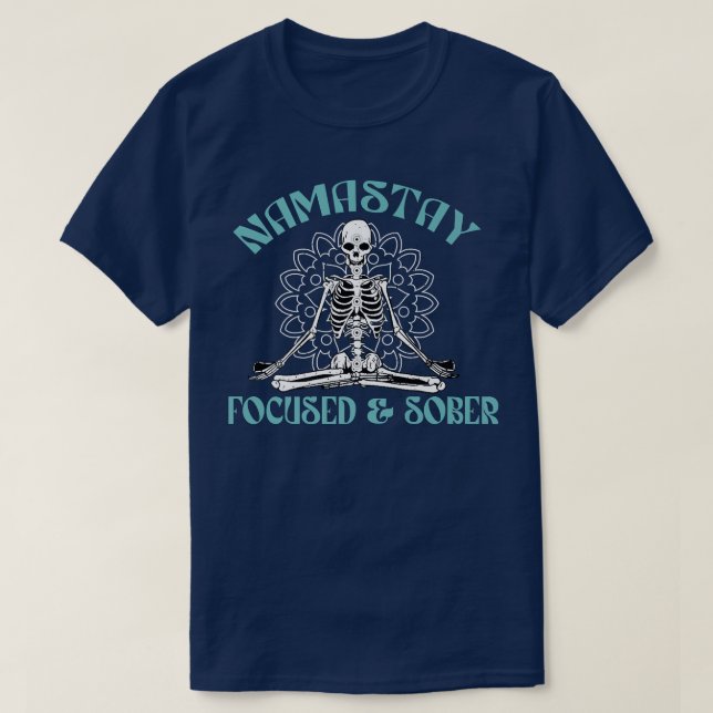 Camiseta NAMASTAY FOCUSED & SOBER Sobriety Yoga Skeleton Na (Frente do Design)