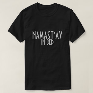 Camiseta Namast'ay In Bed T-shirt