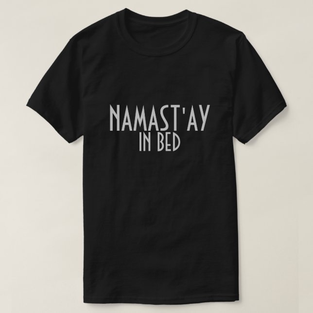 Camiseta Namast'ay In Bed T-shirt (Frente do Design)