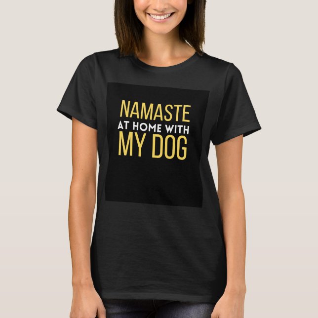 Camiseta Namaste em casa com o meu cão (Frente)