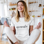 Camiseta Namaste | Meditação Espiritual Moderna Yoga<br><div class="desc">Simples, na moda, "namaste" cita design de arte na moderna tipografia de escrita manuscrita minimalista. O slogan pode ser facilmente personalizado com suas próprias palavras para um presente perfeito para um coelhinho de yoga ou amante de pilates! Namasté significa literalmente "cumprimentos a você". Nos Vedas, a namasta ocorre principalmente como...</div>