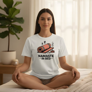 Camiseta Namaste na Cama – Design Divertido de Yoga e Relax