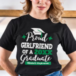 Camiseta Namorada de orgulho da família de formandos 2023<br><div class="desc">Celebre sua namorado ou namorada moderna com esta camisa moderna com um NAMORADA "Orgulhoso de uma tipografia de 2023" em fontes brancas e verdes decoradas com um boné de formando com punho verde; personalize facilmente essa camiseta com o ano de graduação e o nome do formando editando os campos de...</div>