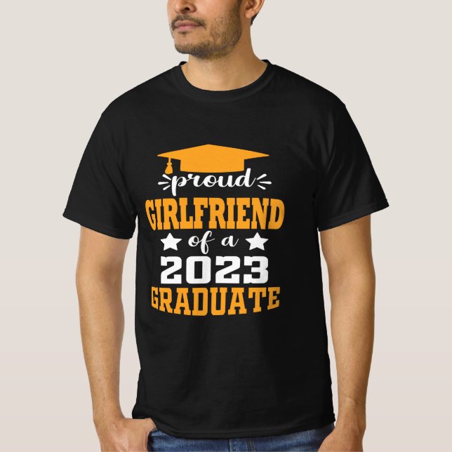 Camiseta Namorada de orgulho de uma classe de Formando 2023 (Frente)