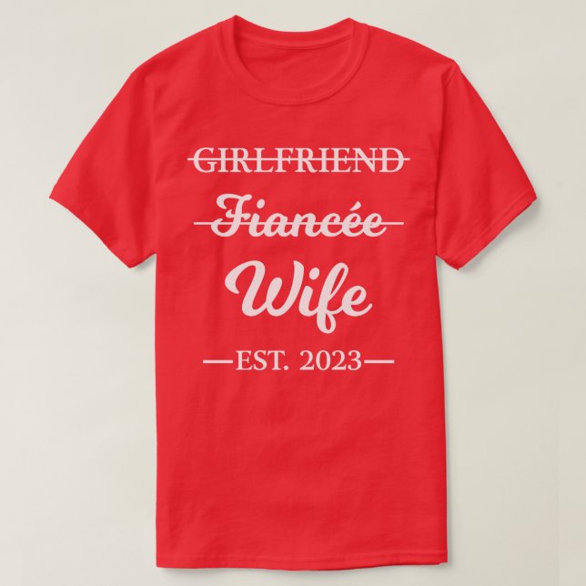 Camiseta Namorada Fiancee Wife Casada com Noivado 2023 Co (Frente do Design)