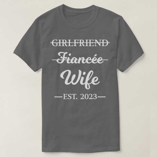 Camiseta Namorada Fiancee Wife Casada com Noivado 2023 Co (Frente do Design)