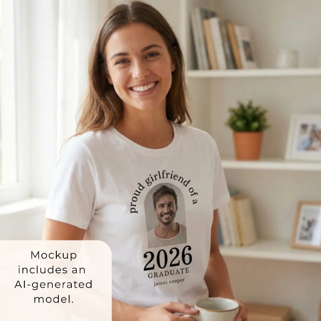 Camiseta Namorada Orgulhosa da Foto de Arco de Graduado de  (Criador carregado)