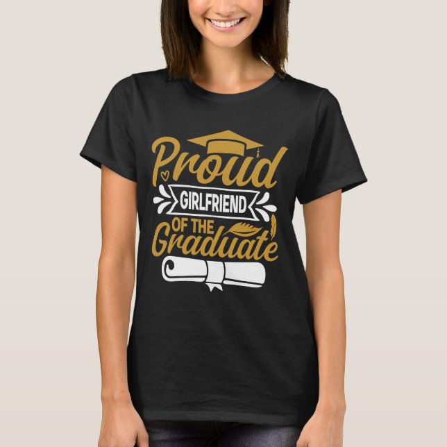 Camiseta Namorada Orgulhoso Da Oferta De Graduação Do Forma (Frente)