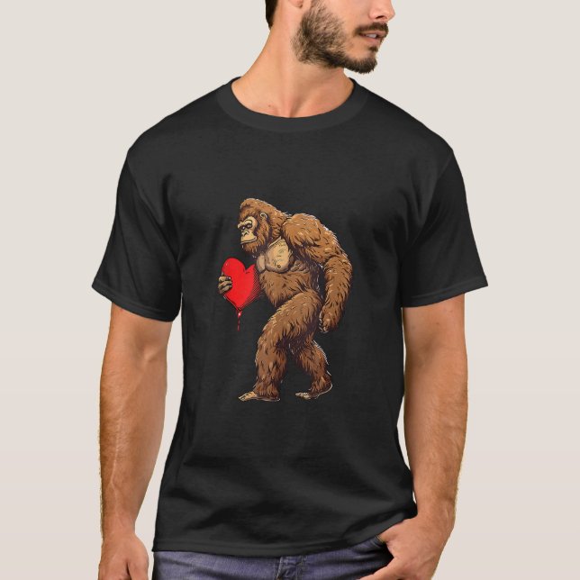 Camiseta Namorados de Sasquatch Bigfoot no dia V Custo (Frente)