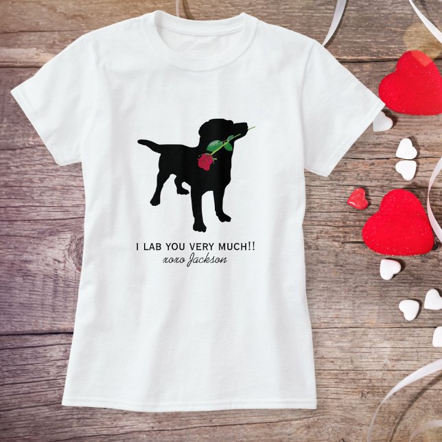 Camiseta Namorados preto-branco Cachorro segurando Rosa ver (Criador carregado)