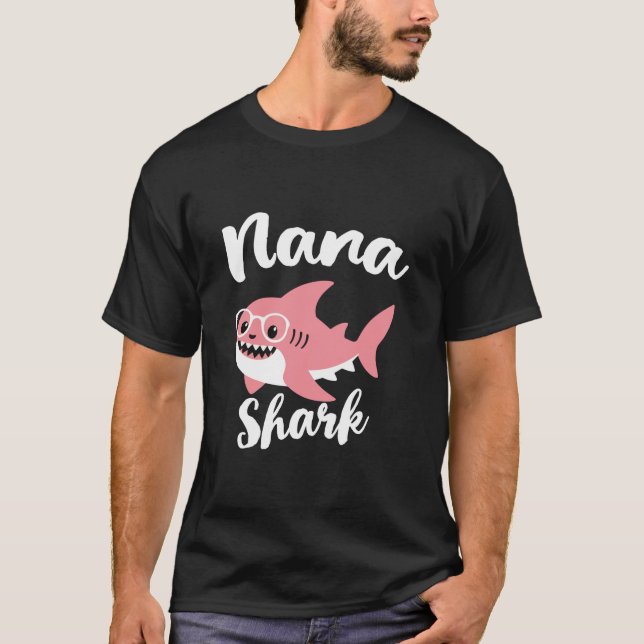 Camiseta Nana Shark Madame Day Vovó Engraçado (Frente)