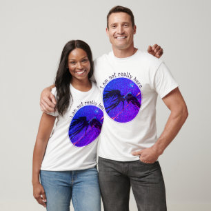 Camiseta Não Aqui figura alada voando no espaço T-Shirt