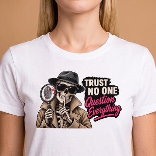 Camiseta Não Confie em Ninguém Questione Tudo Crime Real