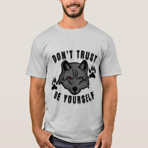 Camiseta Não Confie Seja Você Mesmo Design de Lobo