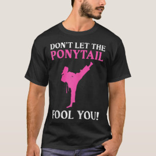 Camiseta Não Deixe a Trança Enganar Você Lutadora de Karatê