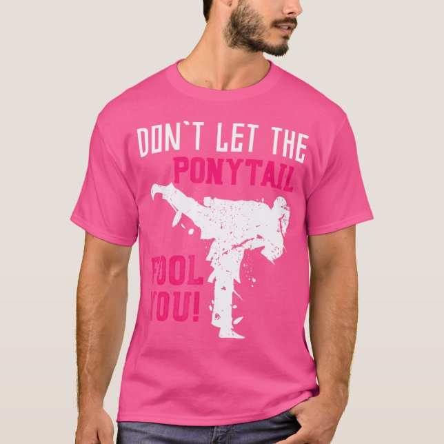 Camiseta Não Deixe O Ponytail Ir Enganá-Las, Garotas Karate (Frente)