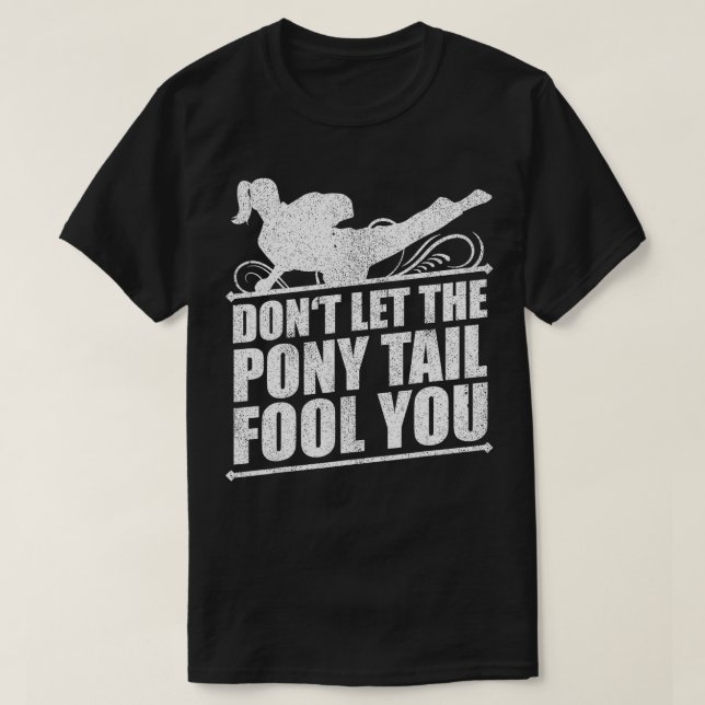 Camiseta Não Deixe Que Aquele Pony Tail Te Engane Karate Gi (Frente do Design)