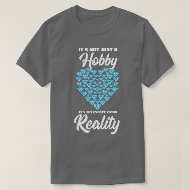 Camiseta Não É Apenas Um Hobby, É A Minha Escapa Da Realida (Frente do Design)